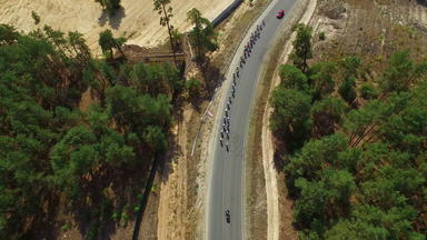骑自行车比赛国家路无人机视图集团骑自行车的人赛车高速公路